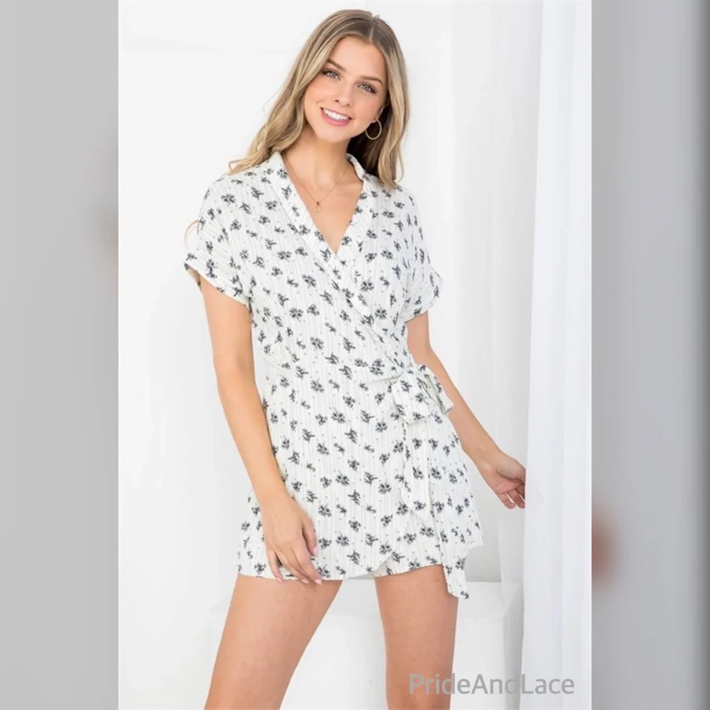 🆕 OFF WHITE FLOWER PRINT V-NECKLINE SURFPLICE ROMPER - Picture 1 of 6